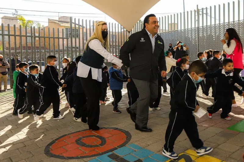 Hacemos la diferencia por la educacion de las ninas y ninos Luis Nava
