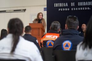 Lupita Murguía entregó unidades vehiculares a la CEPCQ