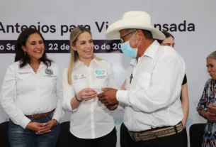 Entrega Sistema Estatal DIF lentes para adultos mayores en Jalpan y Arroyo Seco 2