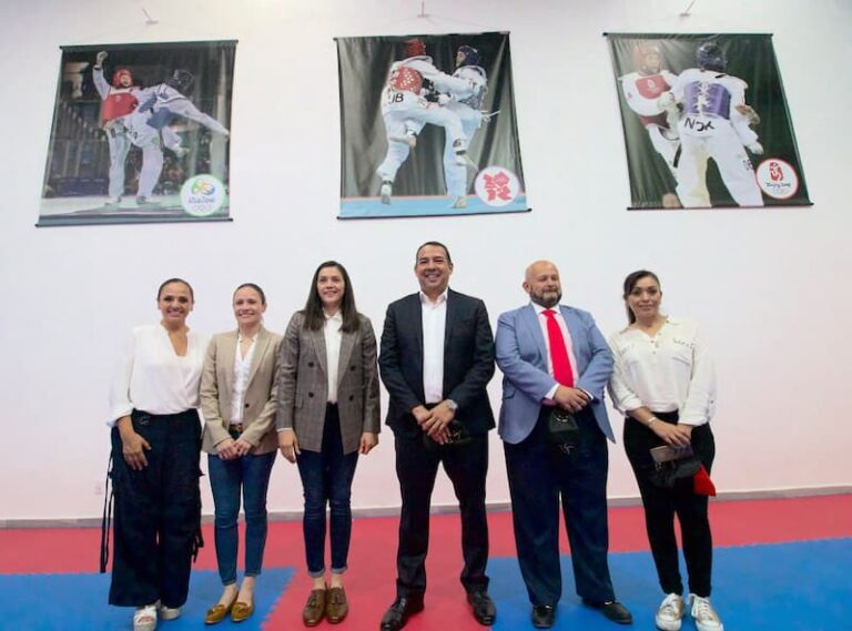 Roberto Cabrera asiste a la inaguración de la Escuela Club María Espinoza Taekwondo