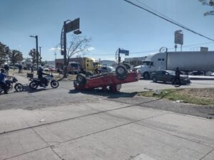 Aparatoso accidente deja 2 lesionados en San Juan del Río