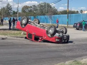 Aparatoso accidente deja 2 lesionados en San Juan del Río
