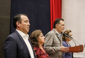 Mauricio Kuri y Roberto Cabrera entregan reconocimientos a profesionistas de San Juan del Río