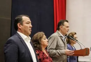 Mauricio Kuri y Roberto Cabrera entregan reconocimientos a profesionistas de San Juan del Río
