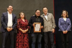 Mauricio Kuri y Roberto Cabrera entregan reconocimientos a profesionistas de San Juan del Río