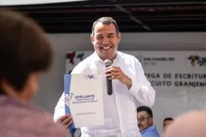 Roberto Cabrera defiende patrimonio de familias sanjuanenses con la entrega de 84 escrituras