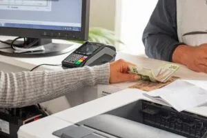 Adultos mayores cuentan con 50% de descuento en apertura o refrendo de licencias de funcionamiento 3 Adultos mayores cuentan con 50% de descuento en apertura o refrendo de licencias de funcionamiento