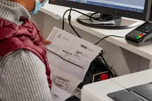 Adultos mayores cuentan con 50% de descuento en apertura o refrendo de licencias de funcionamiento 2 Adultos mayores cuentan con 50% de descuento en apertura o refrendo de licencias de funcionamiento