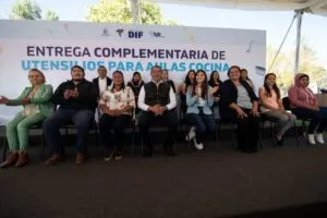 Georgina Sánchez y Roberto Cabrera encabezan entrega de utensilios para aulas cocina