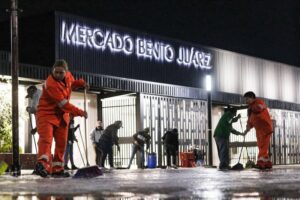 Roberto Cabrera supervisa trabajos de limpieza en el Mercado Juárez