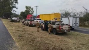 Elementos de policía aseguran tráiler cargado con presunto huachicol