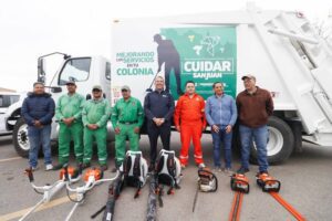 Roberto Cabrera entrega camiones recolectores y camionetas a Servicios Públicos Municipales