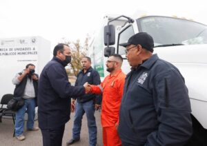 Roberto Cabrera entrega camiones recolectores y camionetas a Servicios Públicos Municipales