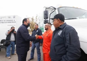 Roberto Cabrera entrega camiones recolectores y camionetas a Servicios Públicos Municipales 2 Roberto Cabrera entrega camiones recolectores y camionetas a Servicios Públicos Municipales