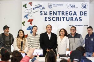 Roberto Cabrera defiende patrimonio de familias sanjuanenses con la entrega de 46 escrituras en San Pedro Ahuacatlán