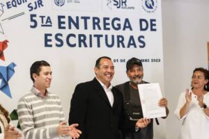 Roberto Cabrera defiende patrimonio de familias sanjuanenses con la entrega de 46 escrituras en San Pedro Ahuacatlán