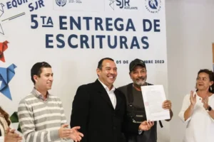 Roberto Cabrera defiende patrimonio de familias sanjuanenses con la entrega de 46 escrituras en San Pedro Ahuacatlán 3 Roberto Cabrera defiende patrimonio de familias sanjuanenses con la entrega de 46 escrituras en San Pedro Ahuacatlán