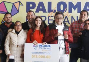 Roberto Cabrera y Georgina Sánchez entregan la presea Paloma de la Esperanza