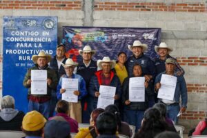 Roberto Cabrera entrega apoyos a productores del campo de San Juan del Río