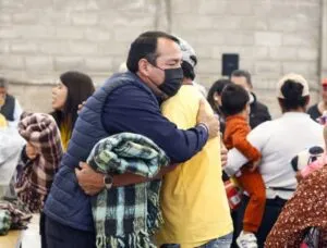Georgina Sánchez y Roberto Cabrera abrigan a familias de Santa Bárbara La Cueva y San Sebastián de las Barrancas