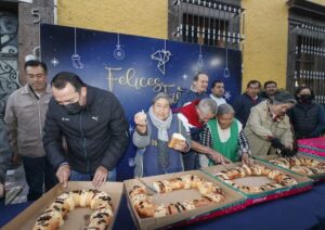 Roberto Cabrera se reúne con voceadores para celebrar el Día de Reyes y compartir la tradicional rosca