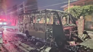 Fuerte incendio consume taxivan en la calle 20 de Noviembre 2 IMG 20240110 WA0024