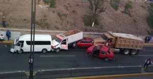 Accidente en viaducto de Paseo Central involucra a camión tipo Torton y cuatro vehículos. 2 IMG 20240227 WA0067