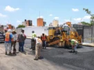 Supervisa Roberto Cabrera trabajos de reencarpetado en Fraccionamiento La Esmeralda