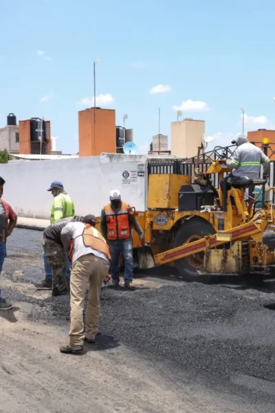 Supervisa Roberto Cabrera trabajos de reencarpetado en Fraccionamiento La Esmeralda