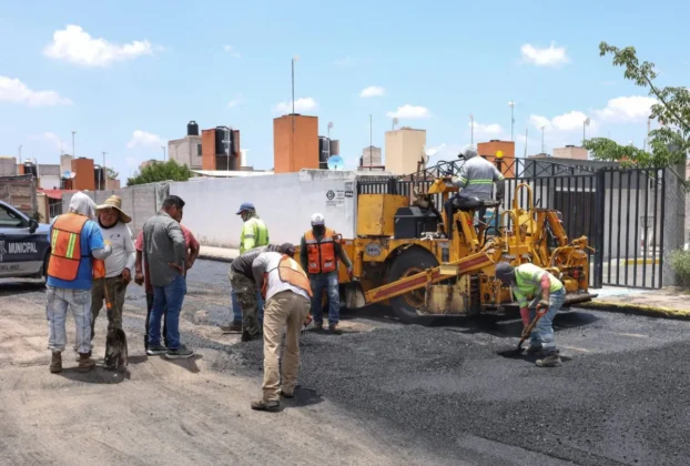 Supervisa Roberto Cabrera trabajos de reencarpetado en Fraccionamiento La Esmeralda