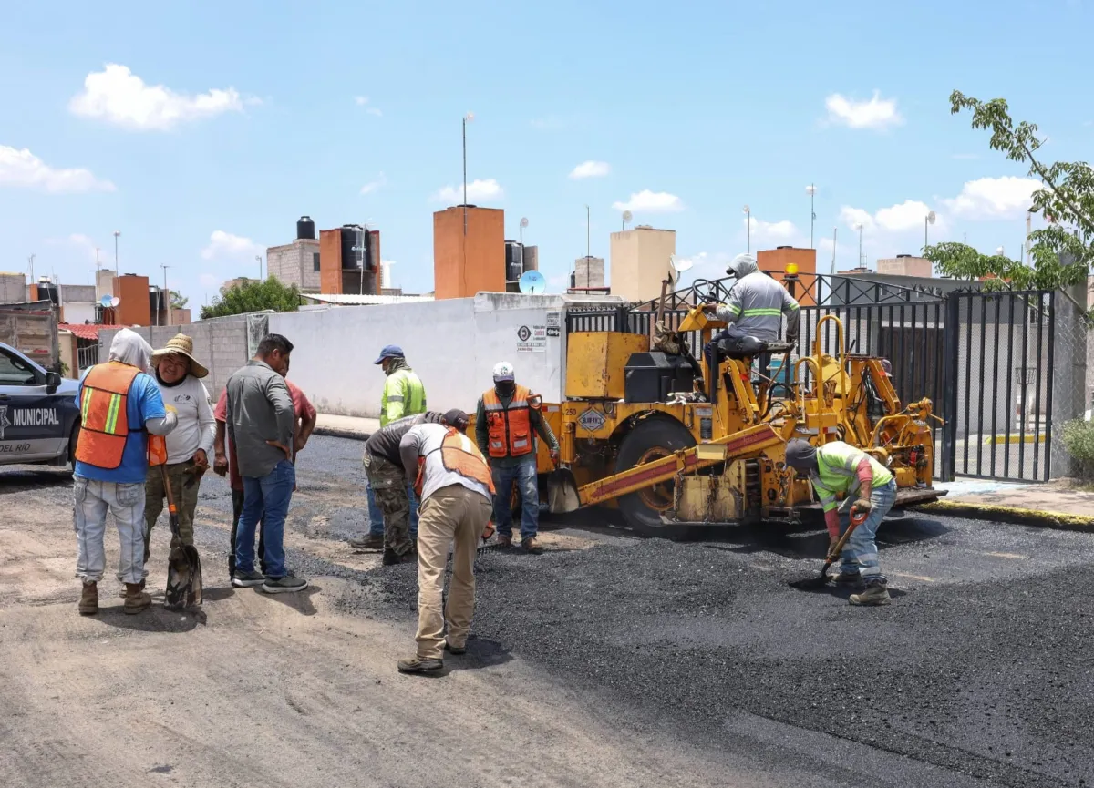 Supervisa Roberto Cabrera trabajos de reencarpetado en Fraccionamiento La Esmeralda